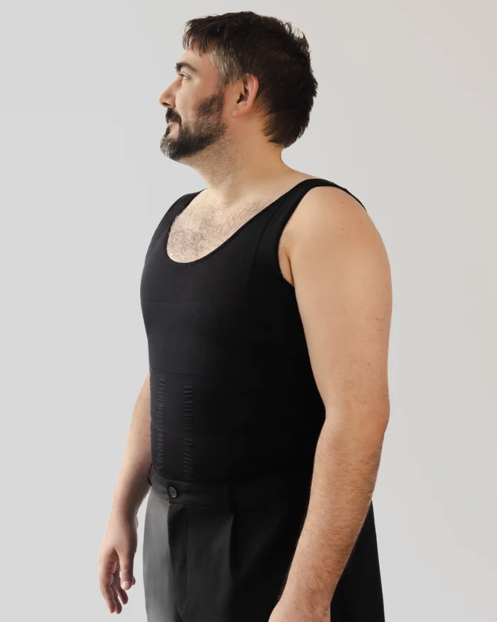Shaperfit-ის შავი მაკორექტირებელი მაისური მოდელზე